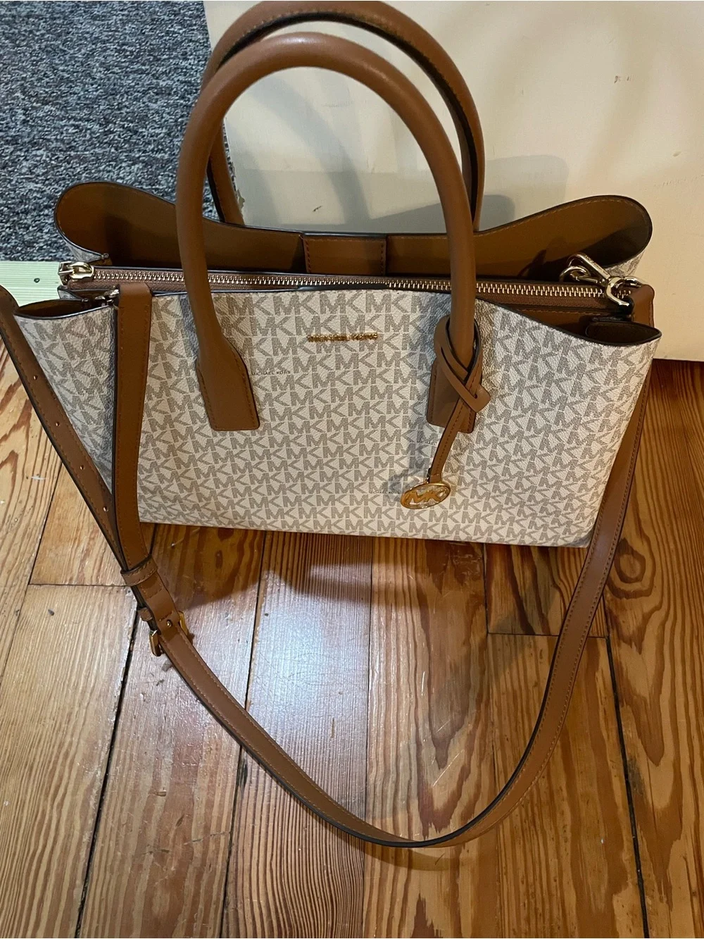 NWOT Michael Kors Jet Set Signature Logo Tote in Vanilla/Acorn